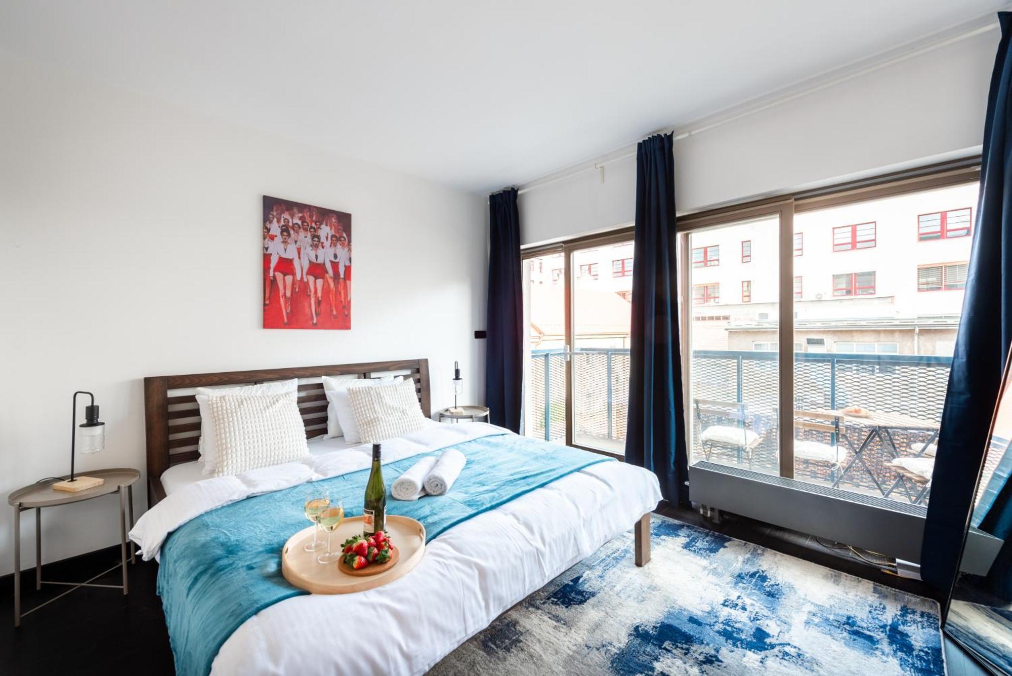 Apartment Spacious Near Karlin Square Prag